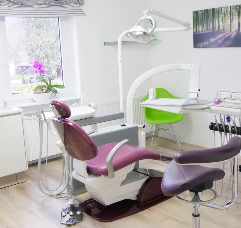 Behandlungsstuhl in einem hellen Behandlungszimmer