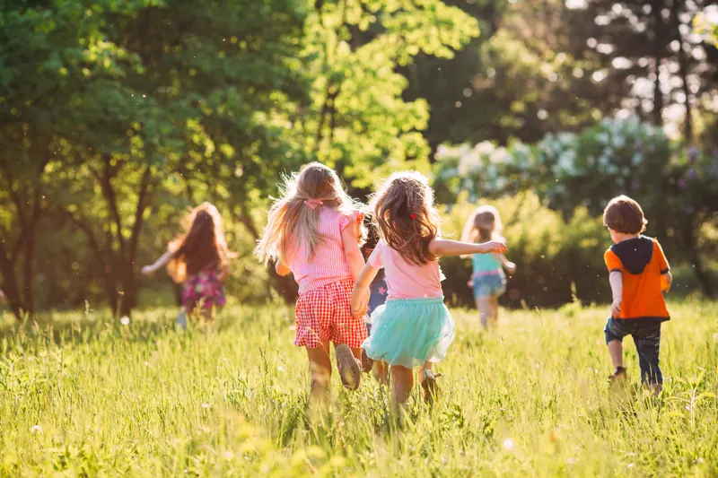 Kinder beim Zahnputztraining im Kindergarten