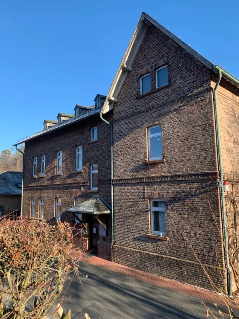 Außenansicht des Praxisgebäudes aus rotem Backstein